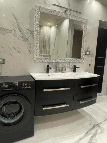 a bathroom with a washing machine and a sink at airport apartments camera narciso in San Maurizio Canavese