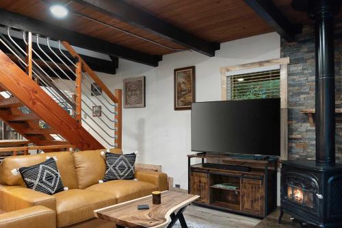 TV a/nebo společenská místnost v ubytování Bellingham A-Frame - Hot tub - Fireplace - Firepit