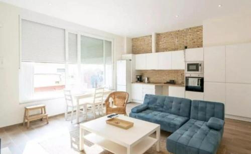 een woonkamer met een blauwe bank en een tafel bij Life in the Center of Valencia - Fast Wiffi in Valencia