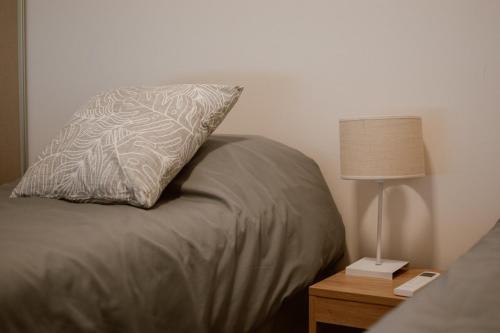 Postel nebo postele na pokoji v ubytování Temporary Lapachos II grap happy