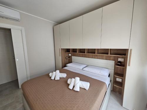 Un dormitorio con dos toallas en una cama. en La finestra sul Naviglio, en Gaggiano