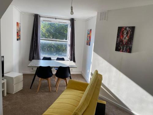 LUXURY 3 BED FLAT for 8 people close to Chelsea Stadium 5 min from the main station photo 3