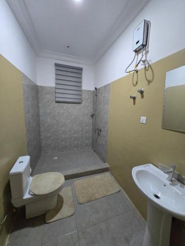 にあるHillview Guest Houseのトイレと洗面台付きのバスルーム