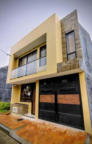 Casa con 2 puertas de garaje y balcón en Apartmento Úbate, en Ubaté