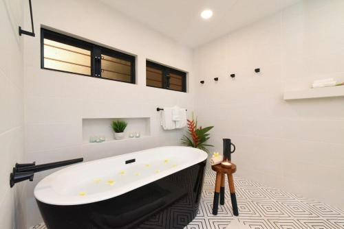 Ένα μπάνιο στο Kapalua Ridge Villas 2614 · KRV 2614 Remodeled Villa w Ocean Vie