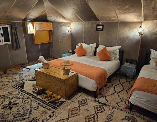 メルズーガにあるirrigation desert campのテントの中にベッドがある寝室