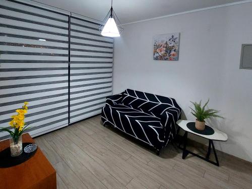 a living room with a couch and a table at Sensacional Departamento Centro - Mar 1D 1B in Antofagasta