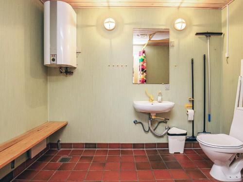 海尔斯4 person holiday home in Hals的带马桶和水槽的浴室