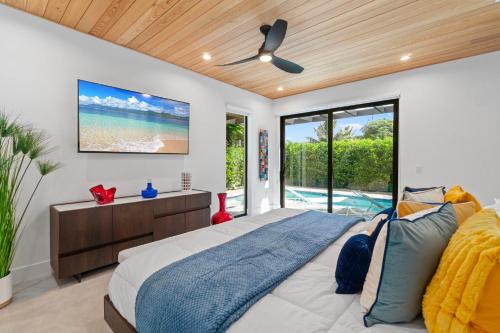 ネープルズにあるPerfect Pool Paradiseの天井ファン付きの大きなベッドのある寝室