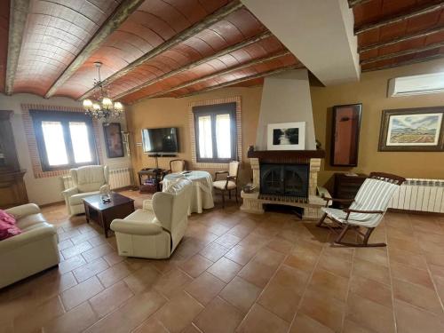 una sala de estar llena de muebles y una chimenea en El Fontanar de Peñarrubia, en Peñarrubia