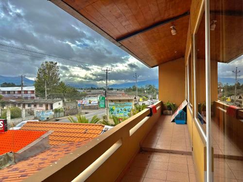 un balcone di un edificio con vista sulla città di Suite en tabacundo a Tabacundo