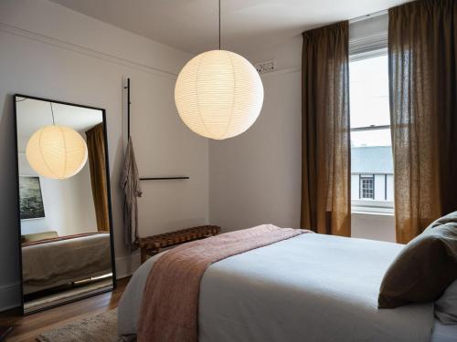Una cama o camas en una habitación de Ogee Guesthouse