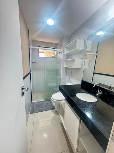 Un baño con inodoro y ducha de cristal. en SUITE PREMIO CABO BRANCo, en João Pessoa