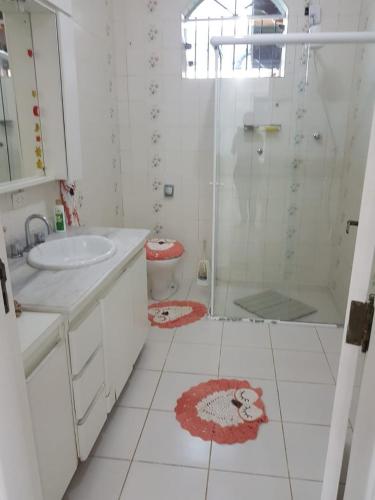 a bathroom with a shower and a sink and a toilet at Casa de praia em Peruibe com muito verde! in Peruíbe