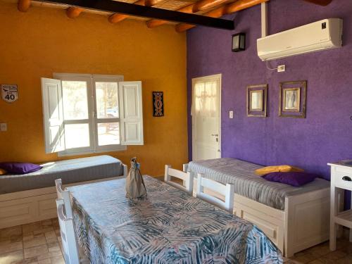 ビヤ・ウニオンにあるCabaña Chañares de Banda Florida - Sveñaのベッド2台とテーブルと窓のある部屋