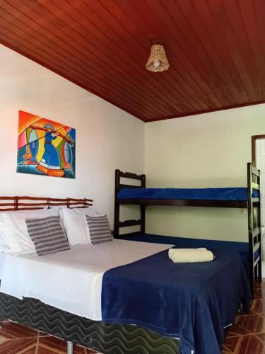 a bedroom with two bunk beds and a painting on the wall at Solar de Jeri in Jericoacoara