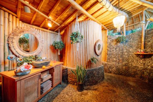 un bagno con lavandino e specchio di Sidemen Luxury Nyan Bali - Bamboo House a Selat