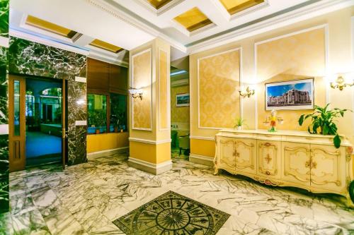 een lobby met receptie in een gebouw bij SEA ViEW HOTELAPARTMENT MCDONALD'S in Baku