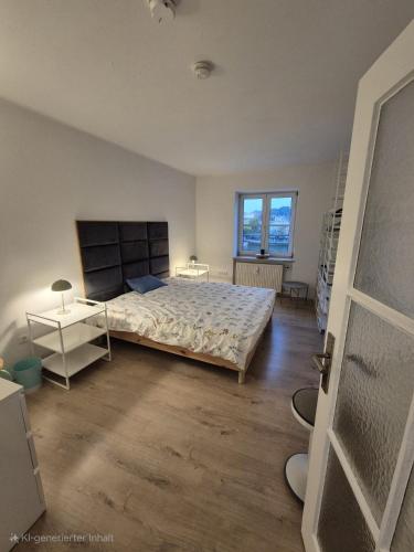 Un dormitorio con una cama grande y una ventana. en Altstadt Blick an der Donau, en Passau