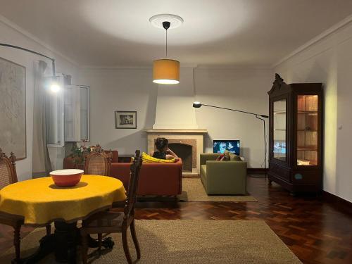 Μια τηλεόραση ή/και κέντρο ψυχαγωγίας στο Portas Residence, Ponta Delgada