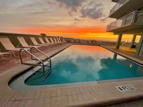 Solopgangen eller solnedgangen set fra lejlighedshotellet