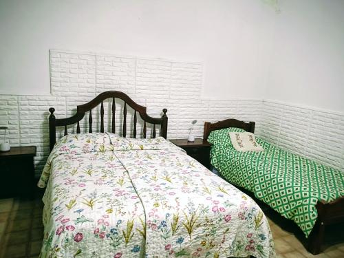 1 dormitorio con cama con edredón en Despertar, en Santa Rosa