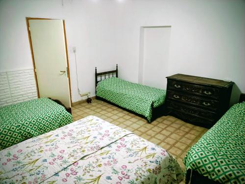una habitación con 3 camas y un tocador. en Despertar, en Santa Rosa