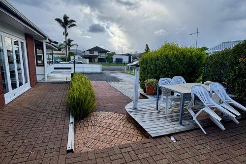 Una mesa y sillas en un patio. en Location Location 400m From Beach and Town Centre, en Whitianga