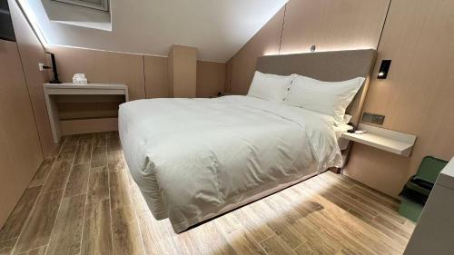Ένα ή περισσότερα κρεβάτια σε δωμάτιο στο KIMMIY Attic Rooms near Belgrade Airport