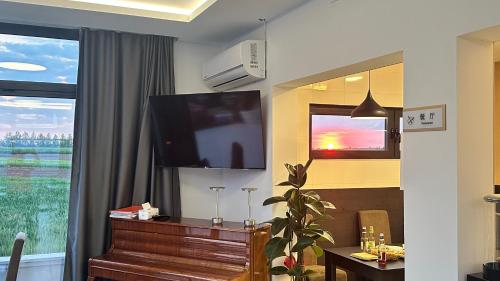 TV a/nebo společenská místnost v ubytování KIMMIY Garni Attic Rooms near Belgrade Airport