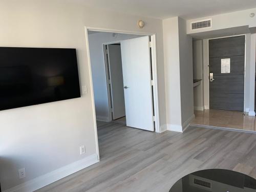 Μια τηλεόραση ή/και κέντρο ψυχαγωγίας στο Ocean Breeze Condo - Intracostal and Ocean views at GalleryOne