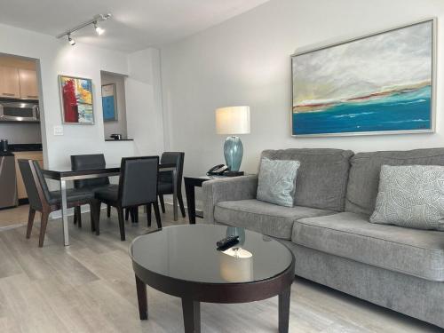 Χώρος καθιστικού στο Ocean Breeze Condo - Intracostal and Ocean views at GalleryOne