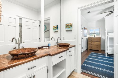une salle de bains avec deux lavabos et un grand miroir dans l'établissement 4 BR GULF Front Condo, Bikes, & Community Pool, à Seagrove Beach