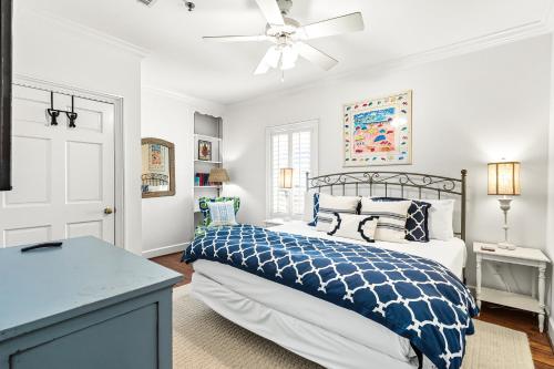 une chambre avec un lit et un ventilateur de plafond dans l'établissement 4 BR GULF Front Condo, Bikes, & Community Pool, à Seagrove Beach