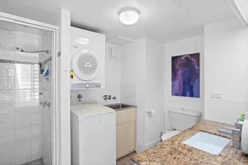 Кухня или мини-кухня в Beachside Apartment
