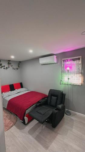 Un dormitorio con una cama, una silla y una lámpara. en Unit #10 Private Studio, en Hempstead