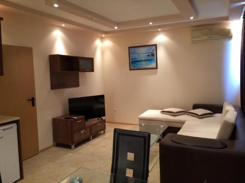Televisyen dan/atau pusat hiburan di Golden Sea View Apartments