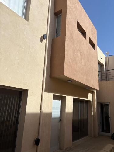 a building with a door on the side of it at Duplex confortable en Caleta Olivia in Caleta Olivia