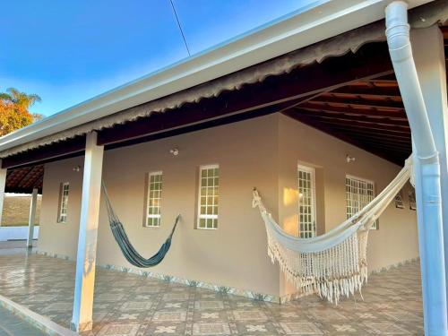 Casa de campo a 1 km do Parque Aquático في مونتي سيو: مبنى فيه أرجوحة جانبيه