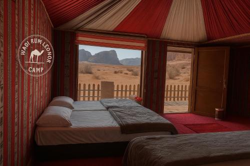 - 2 lits dans une chambre avec vue sur le désert dans l'établissement RUM LEONOR lUXURY CAMP, à Wadi Rum