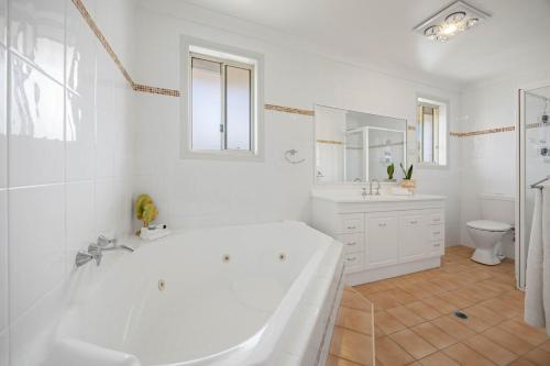 Koupelna v ubytování Pelicans Rest Lake Cathie - pool, beach, aircon