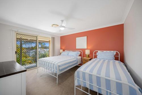 Postel nebo postele na pokoji v ubytování Pelicans Rest Lake Cathie - pool, beach, aircon
