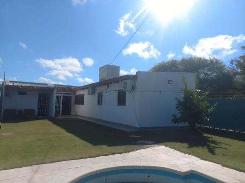 a white house with a pool in the yard at Finca Ayres de Mis Viejos in Maco