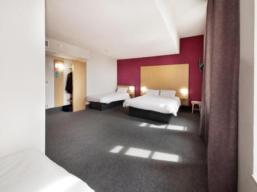 Tempat tidur dalam kamar di B&B HOTEL Castres Centre Gambetta