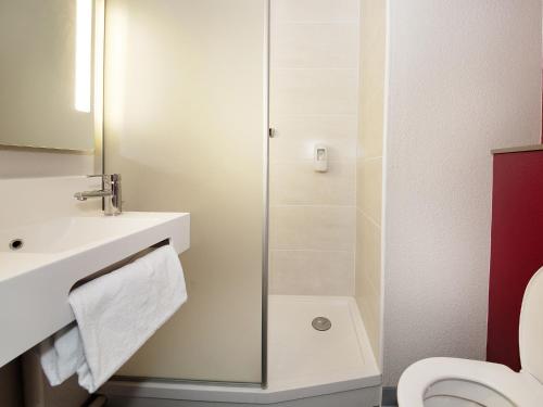 カストルにあるB&B HOTEL Castres Centre Gambettaのバスルーム(シャワー、洗面台、トイレ付)