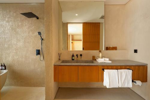a bathroom with a sink and a mirror at Villa Thre in Mantaak