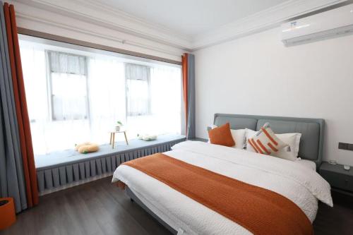 a bedroom with a large window and a bed at Xiaowo SmileNest Downtown Scenic Spot Ticket Service Close to Tianmen Mountain Scenic Area Ideal for Couples, Families and Group Bookings in Zhangjiajie