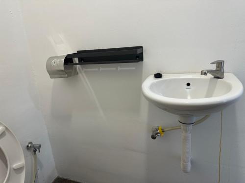 ムアルにあるzocozy 楼中居の洗面台とトイレ付きのバスルーム