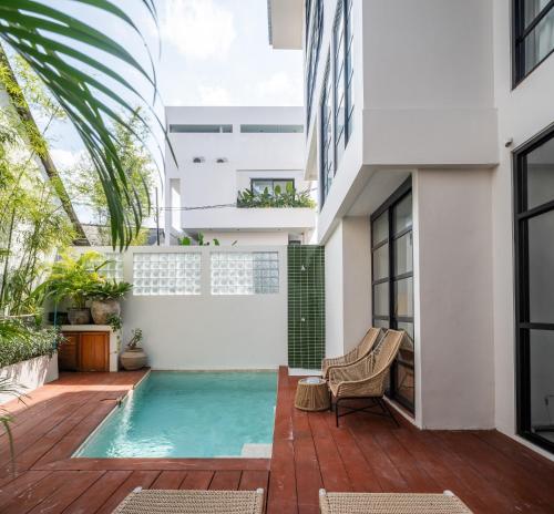 a courtyard with a swimming pool in a building at Tribeca Duplex Canggu in Canggu