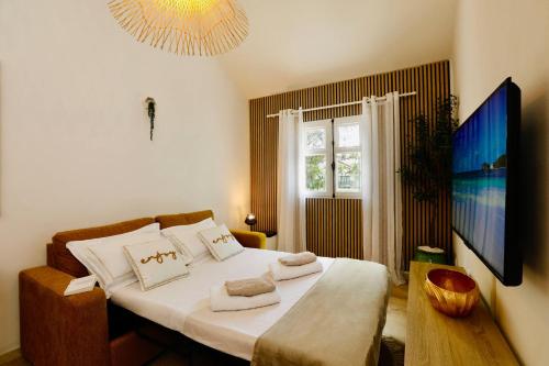 ein Schlafzimmer mit einem großen Bett und einem großen Fenster in der Unterkunft Appartement La Perle - Village Creole in Lazaret